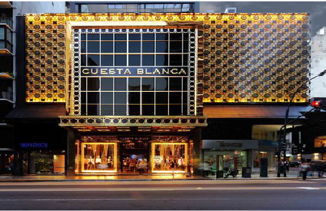 若尔盖门头设计与商业空间的纽带。