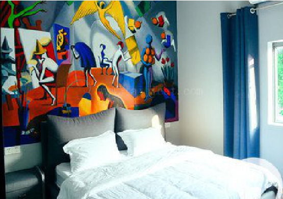 若尔盖对于酒店的墙体彩绘而言更注重哪些方面？